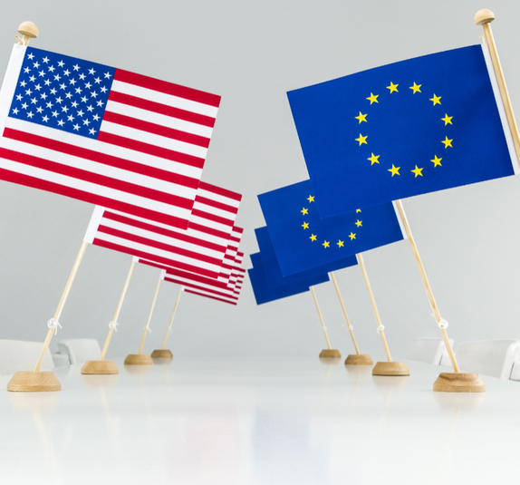 Amerikaanse en Europese vlaggen tegenover elkaar