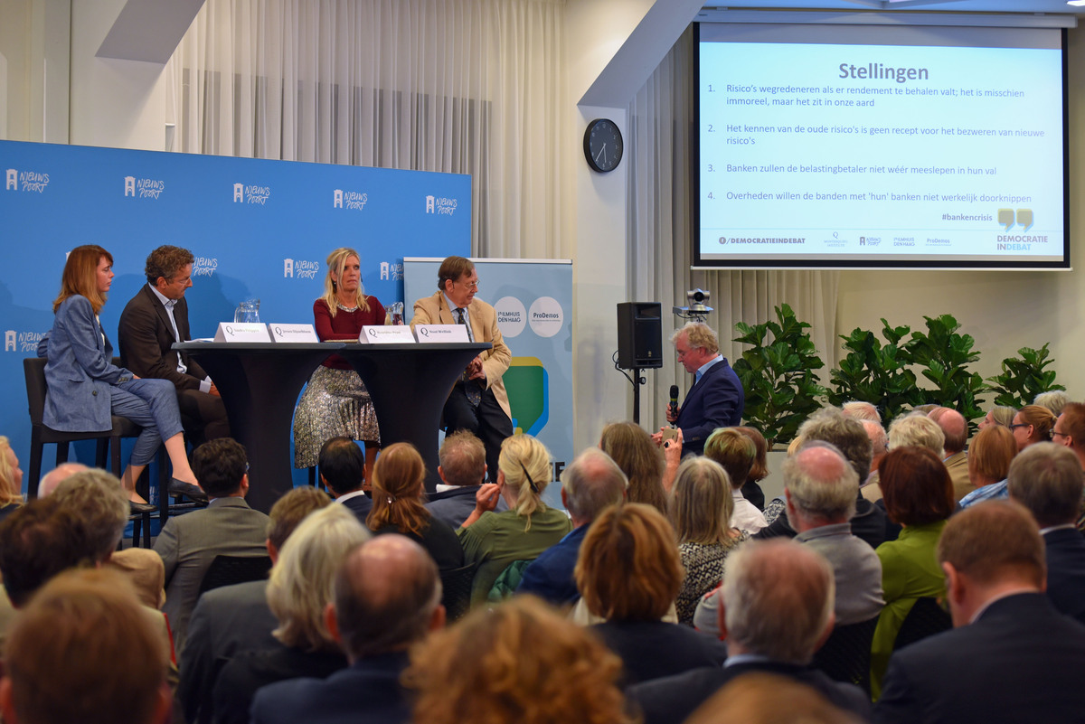 v.l.n.r.: Sandra Phlippen, Jeroen Dijsselbloem, Henritte Prast, Nout Wellink en Kees Boonman (debatleider)