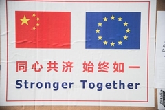 Vlaggen van China en Europa: Stronger Together - foto: Marco Zeppetella