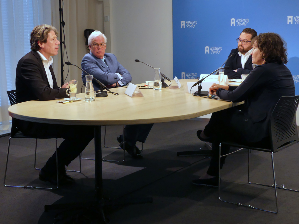 v.l.n.r.: Paul Tang, Pim van Ballekom, Stphane Alonso (debatleider) en Mendeltje van Keulen